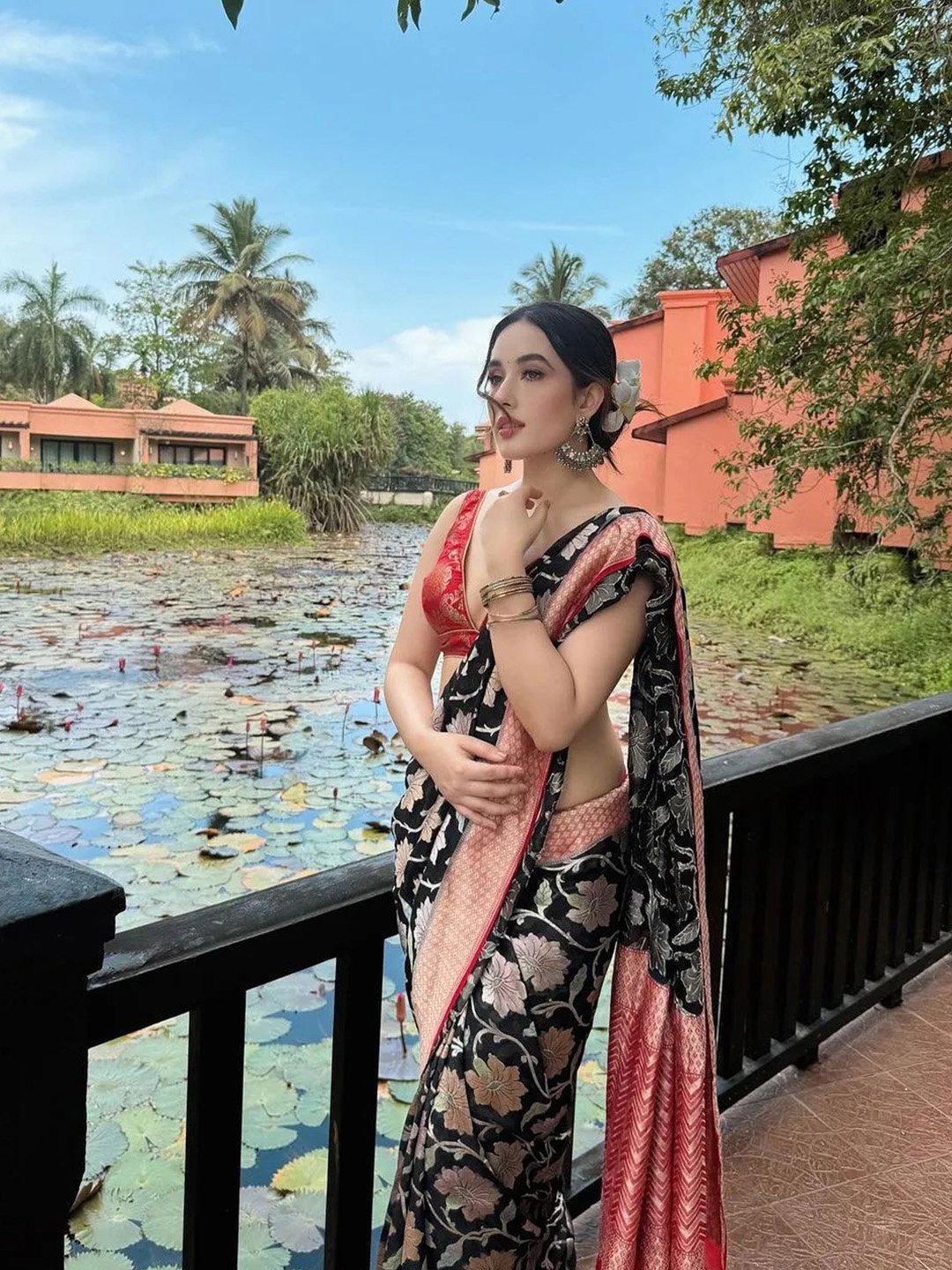 

Visit Wear Ethnic Motifs Zari Pure Silk Banarasi Saree, Black