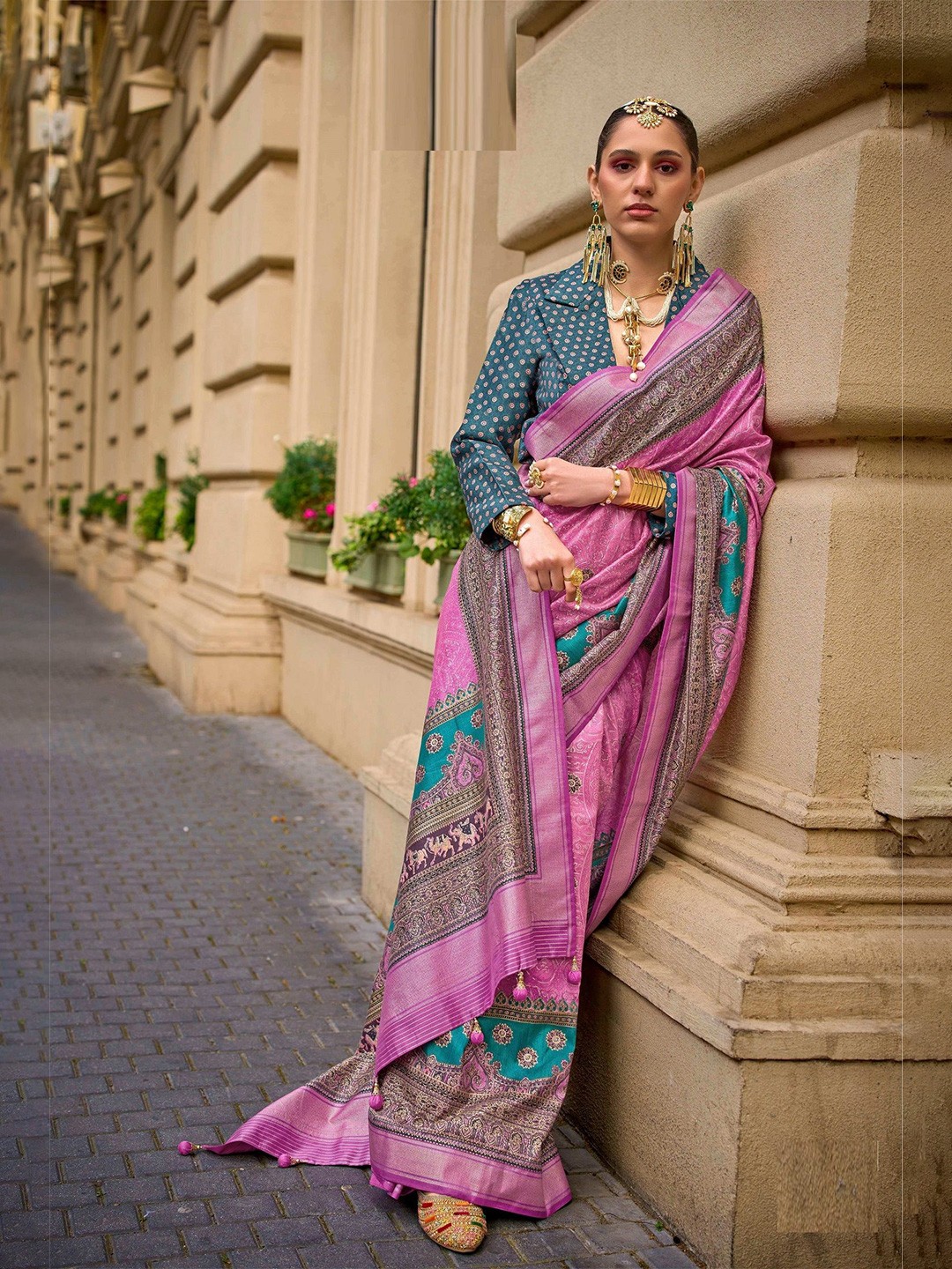 

MAHALASA Ethnic Motifs Printed Patola Saree, Pink