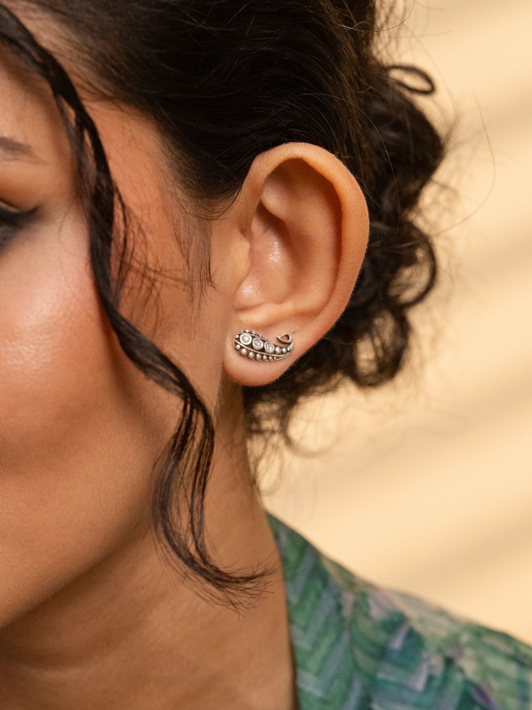 

SHAYA 925 Sterling Silver Stone Studded Contemporary Studs