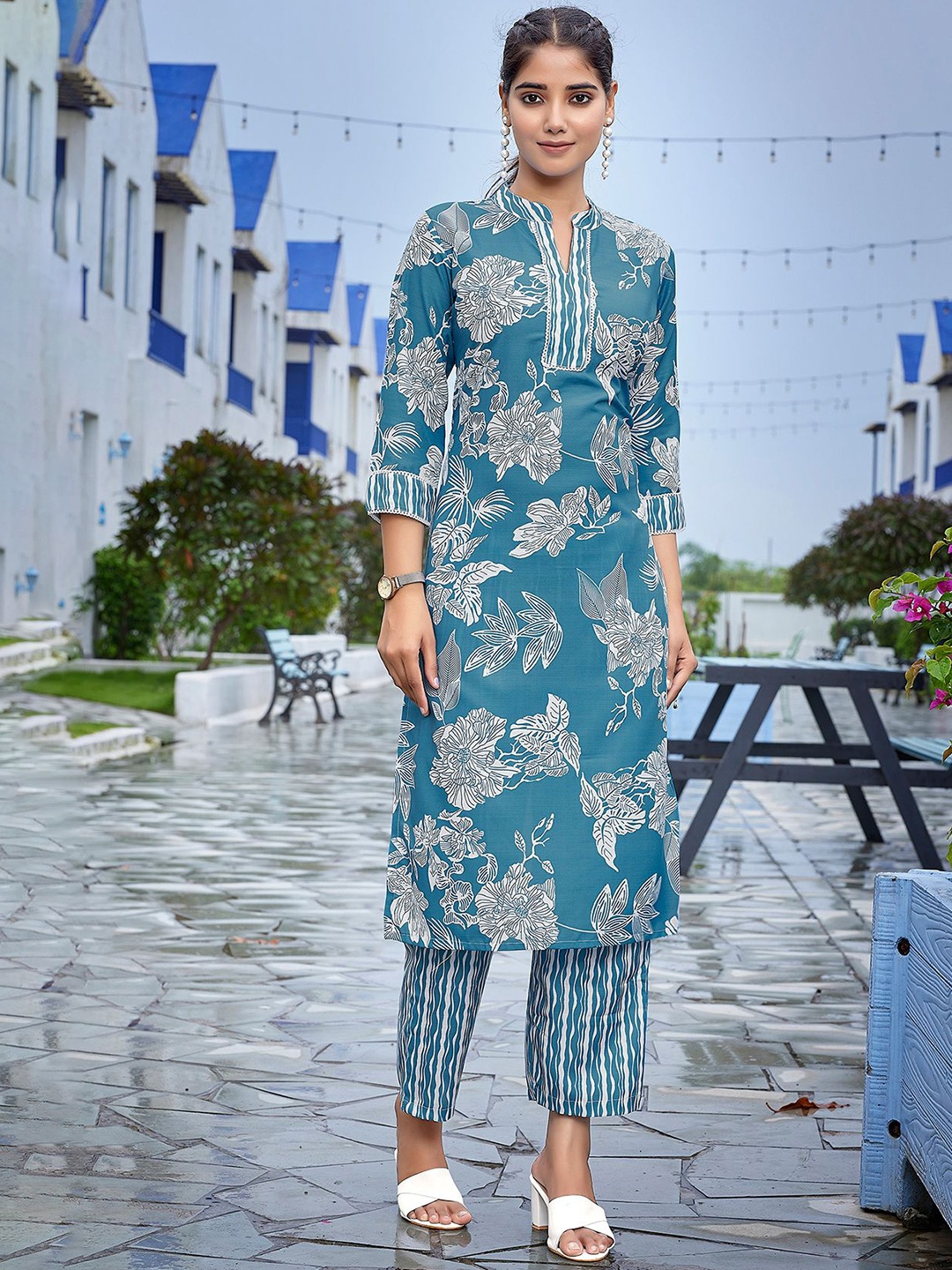

Royal Export Floral Printed Mandarin Collar Straight Kurta With Trouser, Blue