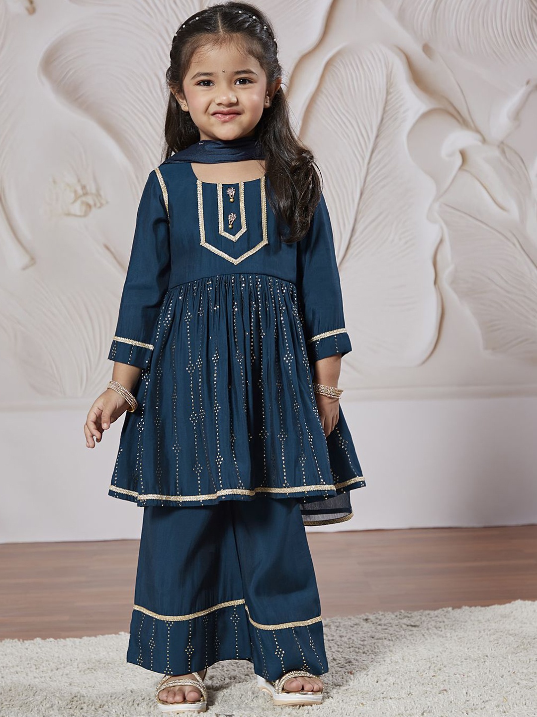 

VASTRAMAY Girls Geometric Printed U-Neck Regular Kurta With Palazzos With Dupatta, Turquoise blue