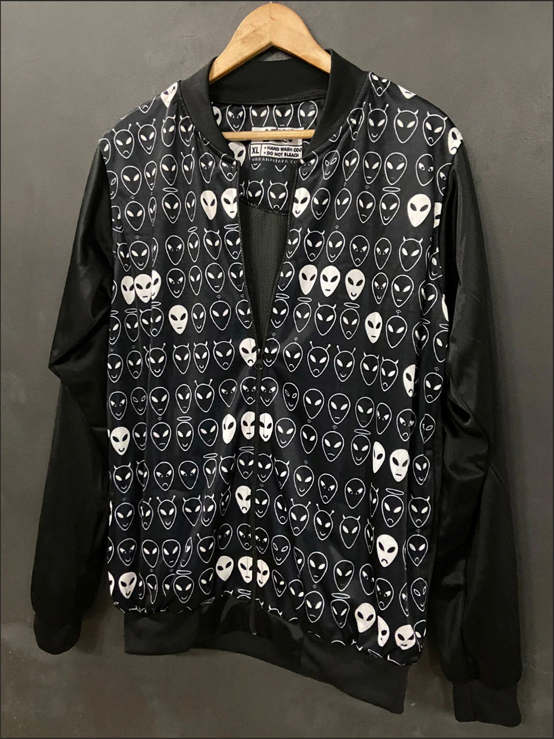 

URBAN PITARA Men Floral Lightweight Outdoor Bomber with Embroidered Jacket, Black
