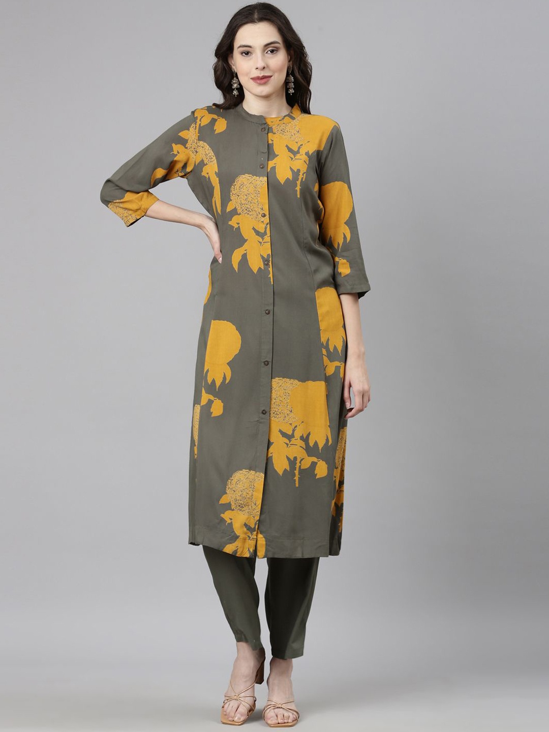 

Neerus Floral Printed Mandarin Collar Panelled Kurta with Trousers, Green