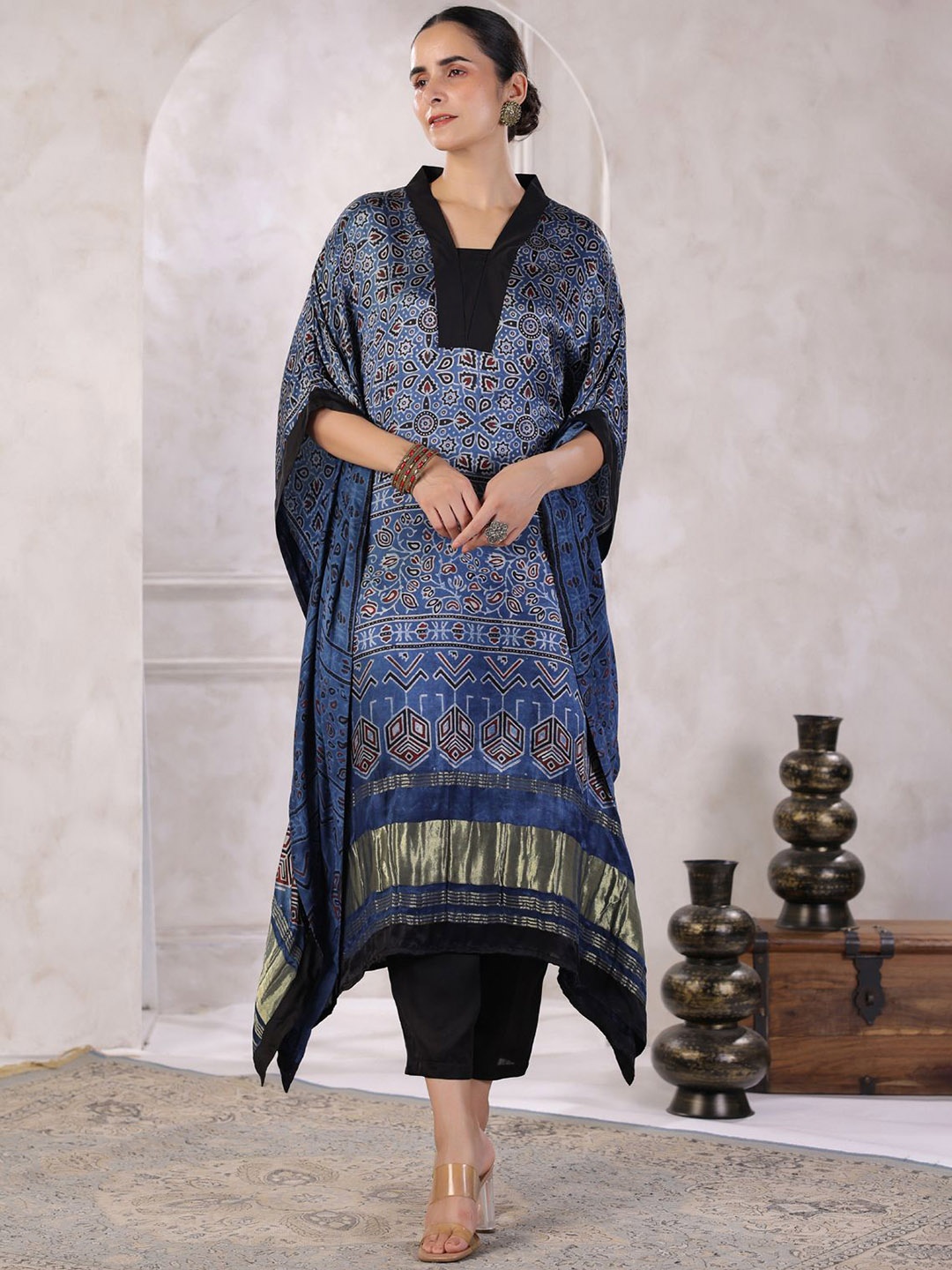 

Geroo Luxe Floral Printed Kaftan Kurta With Trouser, Blue
