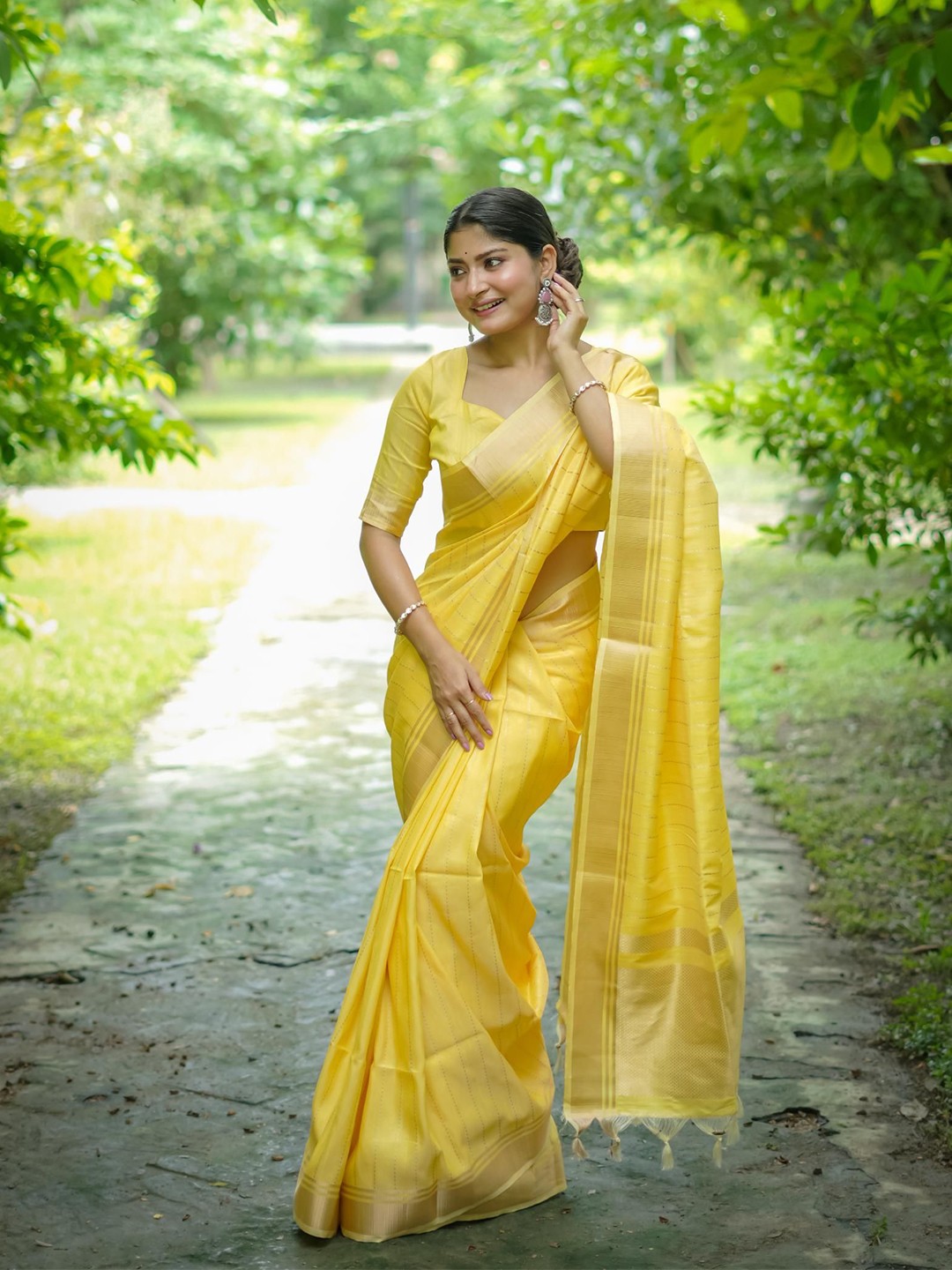 

Kandora Woven Design Zari Pure Silk Banarasi Saree, Yellow