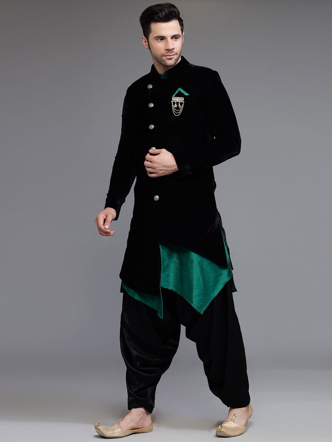 

Utsav Fashion Men Mandarin Collar Sherwani Set, Black