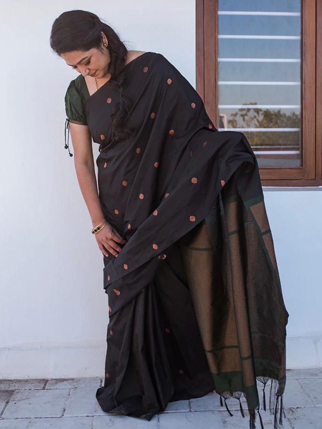 

Visit Wear Ethnic Motifs Zari Pure Silk Banarasi Saree, Black