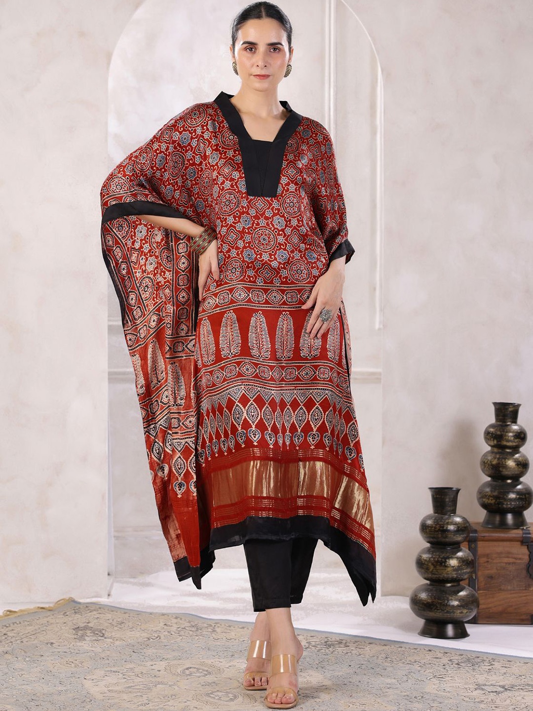

Geroo Luxe Floral Printed Kaftan Kurta With Trousers, Red