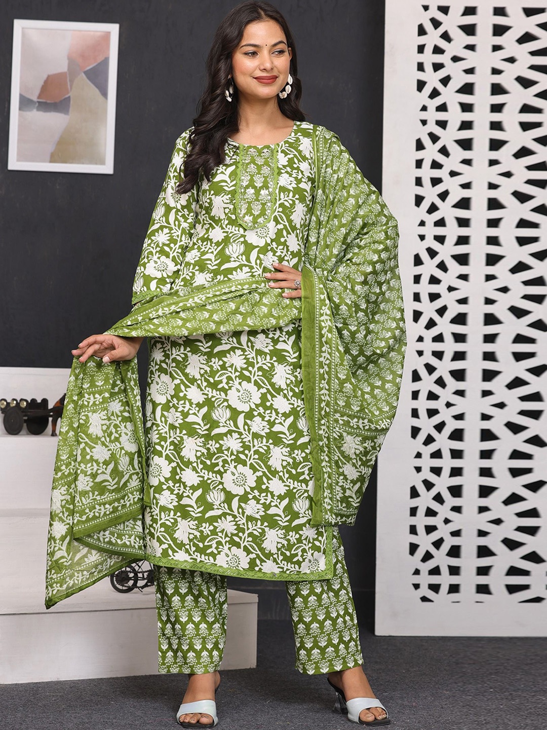 

GEKHA Floral Printed Kurta with Trousers & Dupatta, Green