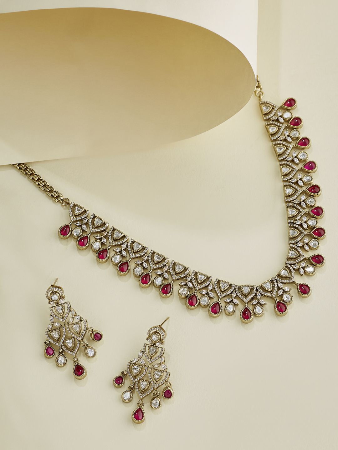 

Yinara Gold-Plated Kundan-Studded Jewellery Set