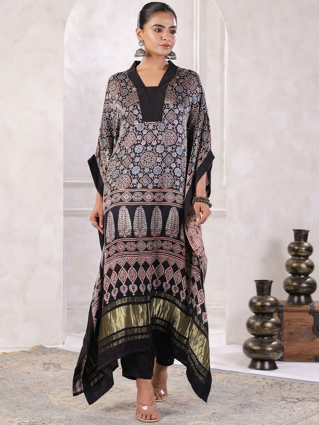 

Geroo Luxe Floral Printed Kaftan Kurta With Trouser, Black