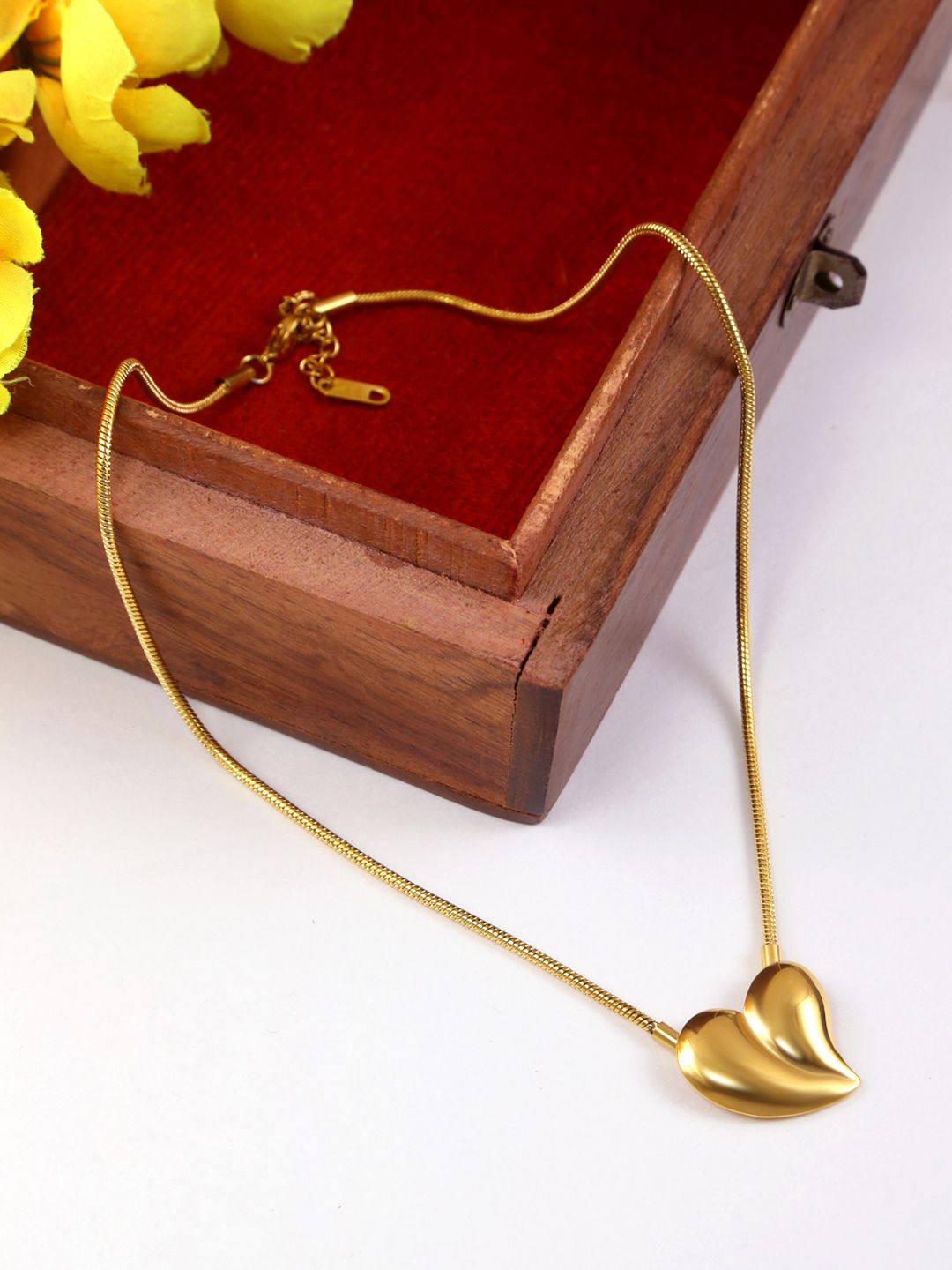

Yinara Gold-Plated Stainless Steel Heart Shaped Chain