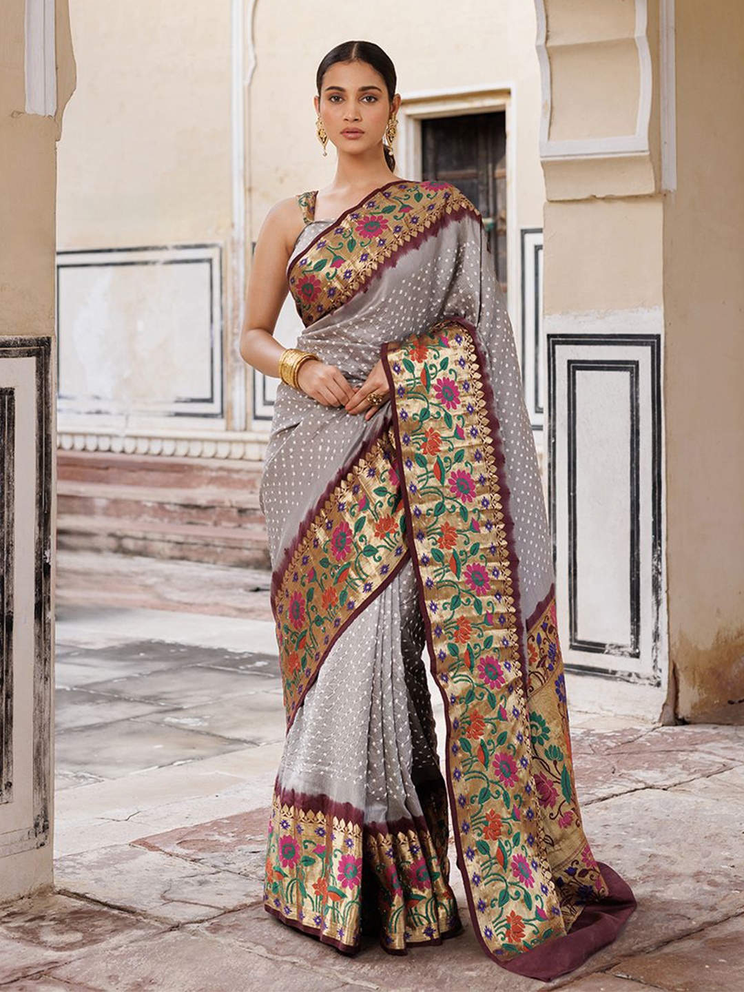 

Geroo Luxe Zari Woven Bandhani Saree, Grey