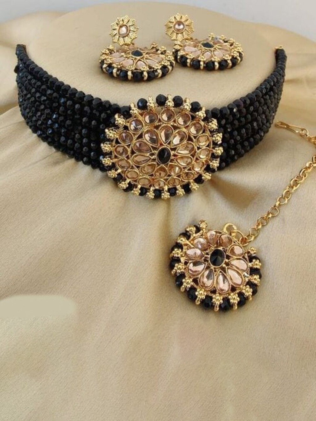

JMBW INTERNATIONAL Gold-Plated Kundan-Studded & Beaded Jewellery Set