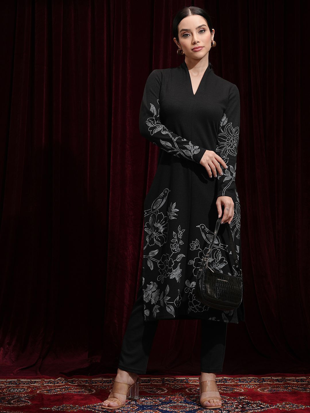

Vishudh Black Floral Printed V-Neck Long Sleeves Regular Straight Kurta