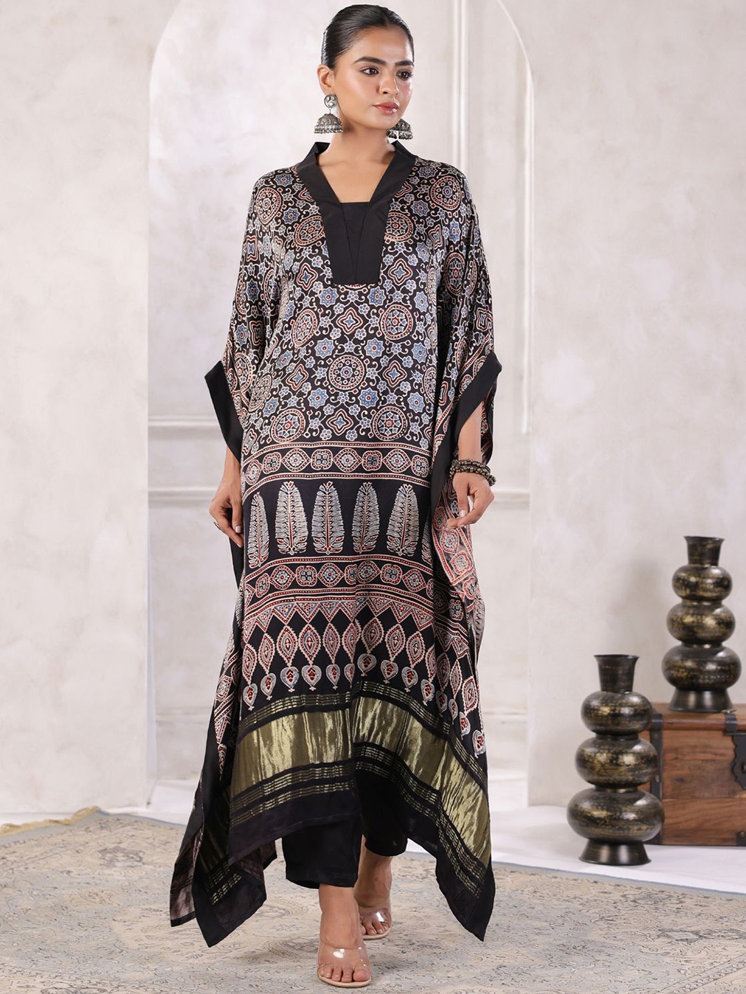

Geroo Luxe Floral Printed Kaftan Kurta With Trousers, Black