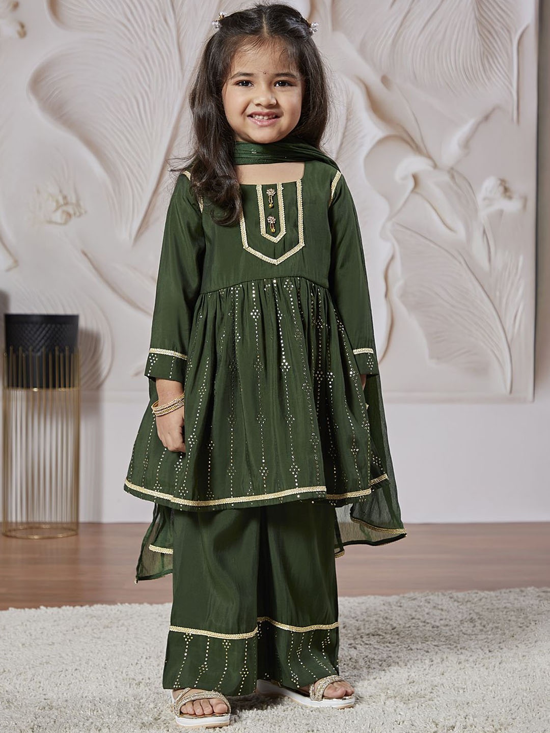 

VASTRAMAY Girls Geometric Printed U-Neck Regular Kurta With Palazzos With Dupatta, Green