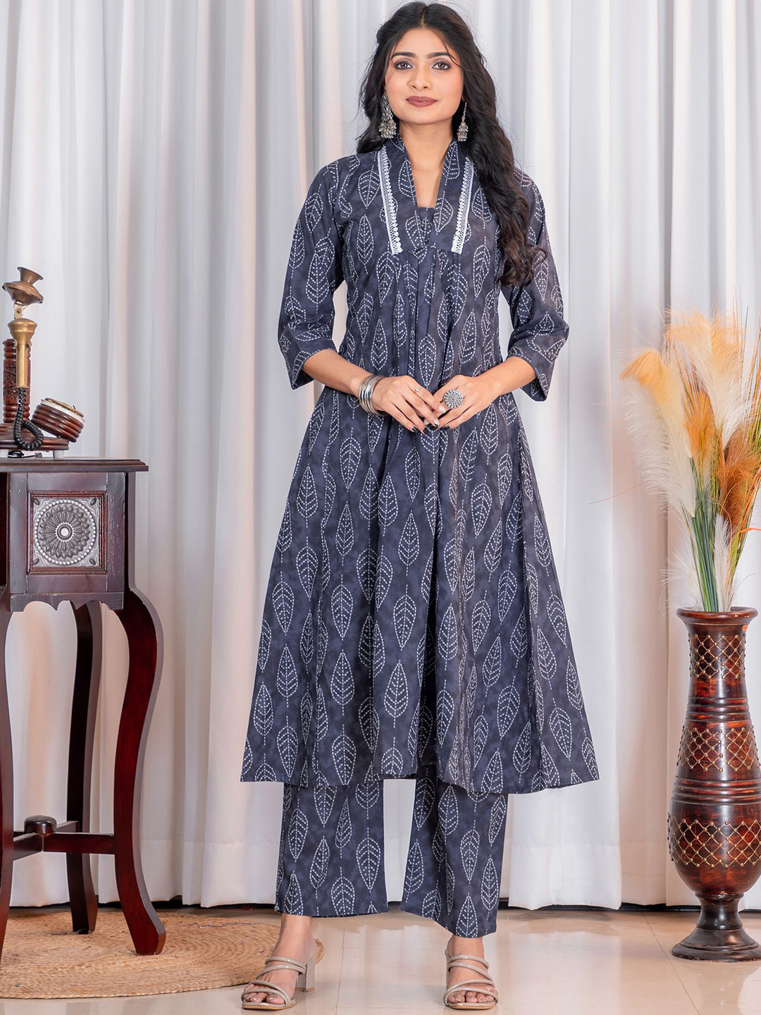 

MITTOO Bandhani Printed V-Neck Pure Cotton A-Line Kurta With Palazzo, Blue