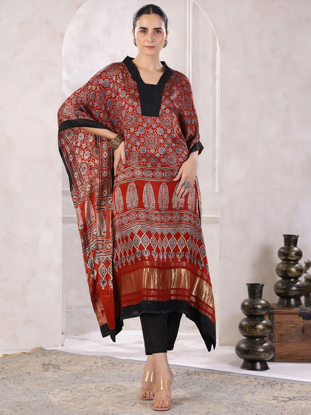 

Geroo Luxe Floral Printed Kaftan Kurta With Trousers, Red