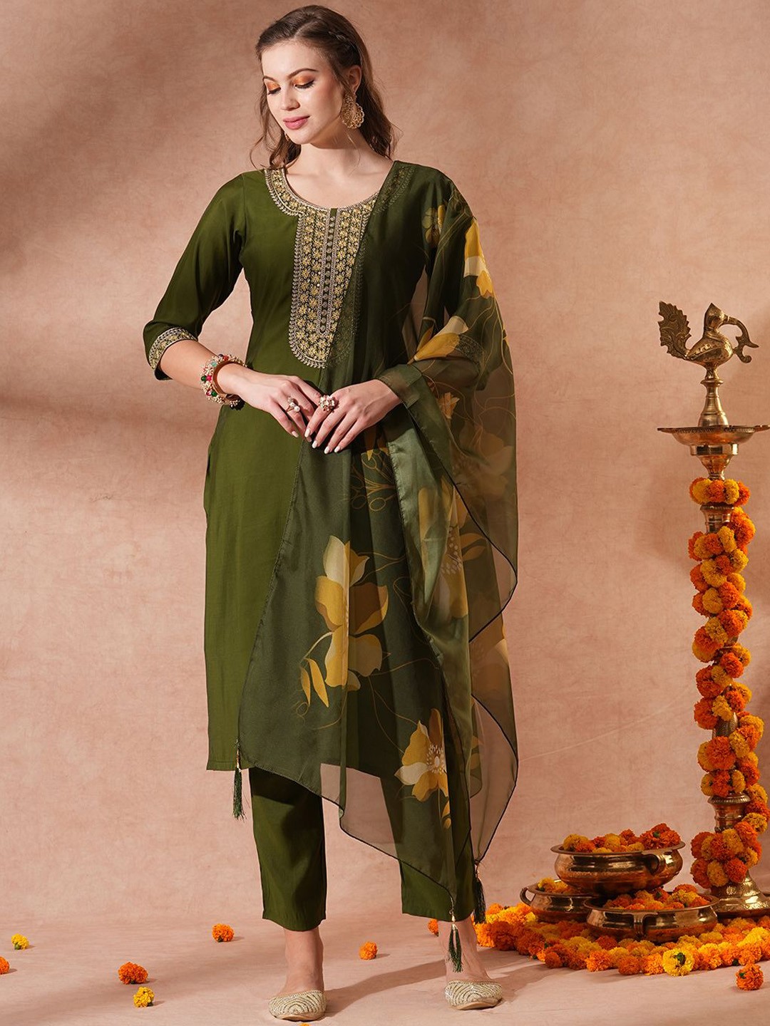 

FASHOR Ethnic Motifs Embroidered Sequinned Straight Kurta With Trousers & Dupatta, Green
