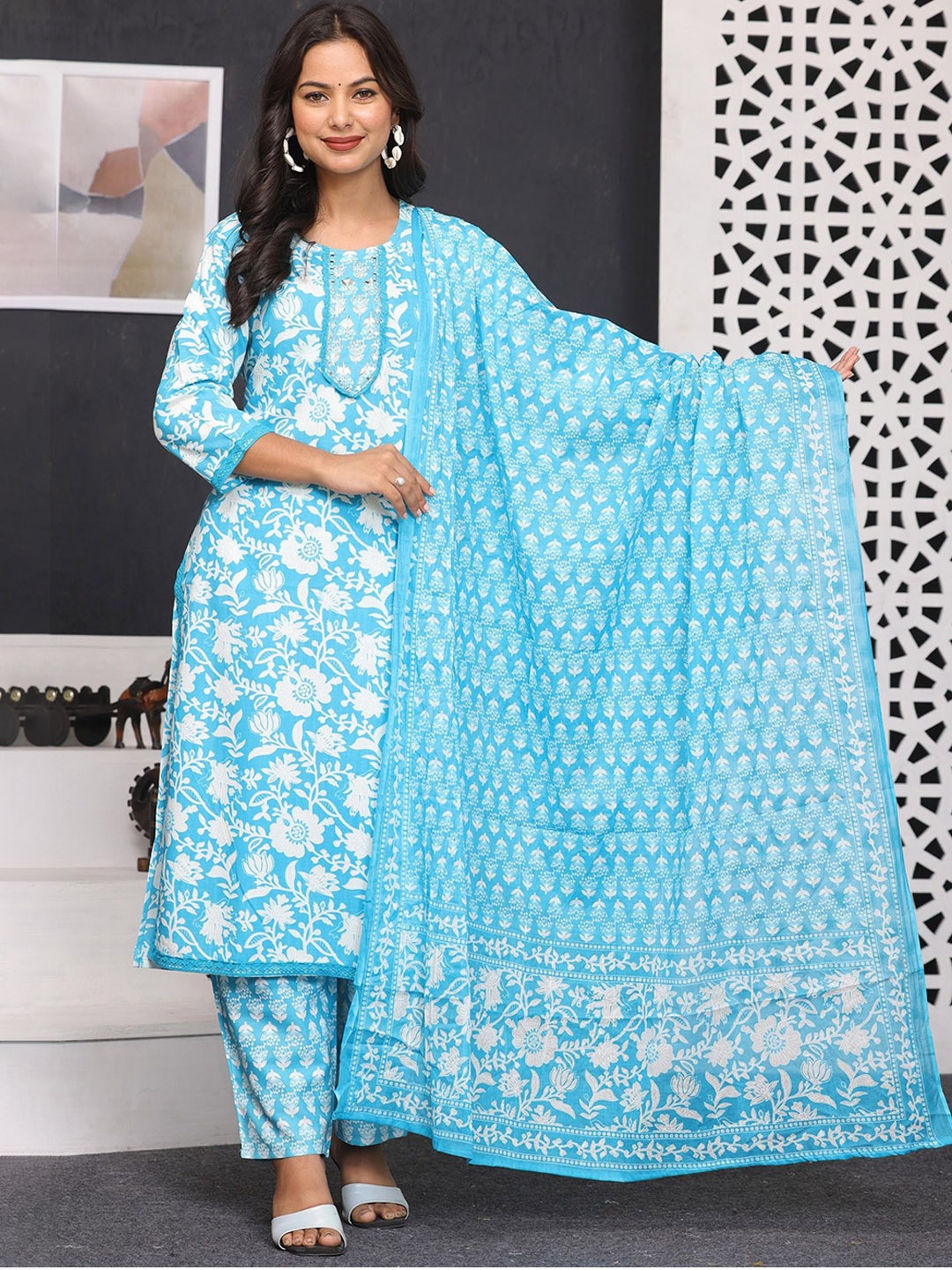 

GEKHA Floral Printed Straight Kurta With Trousers & Dupatta, Blue