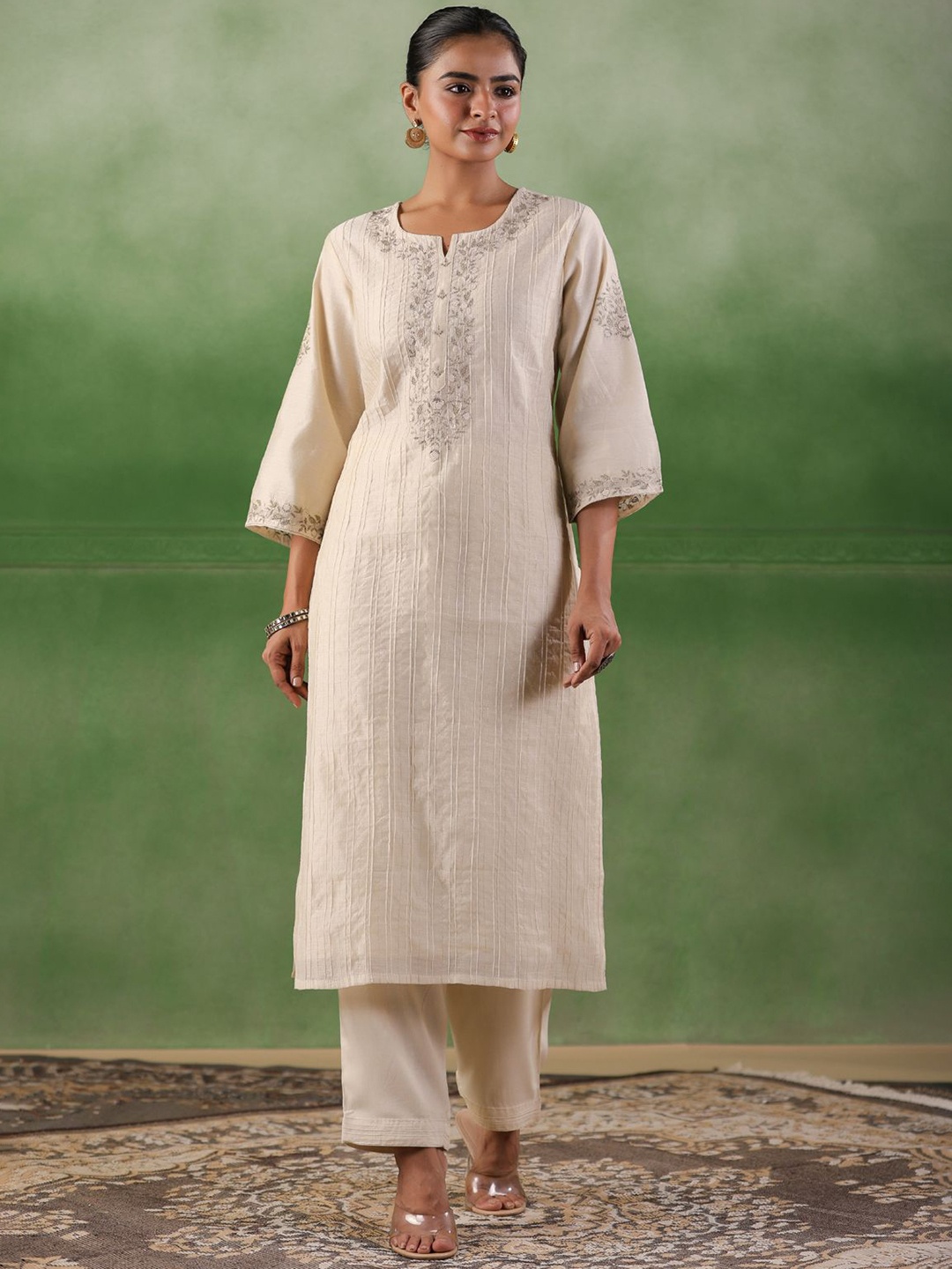 

Geroo Luxe Floral Embroidered Chanderi Cotton Straight Kurta With Trousers, Off white