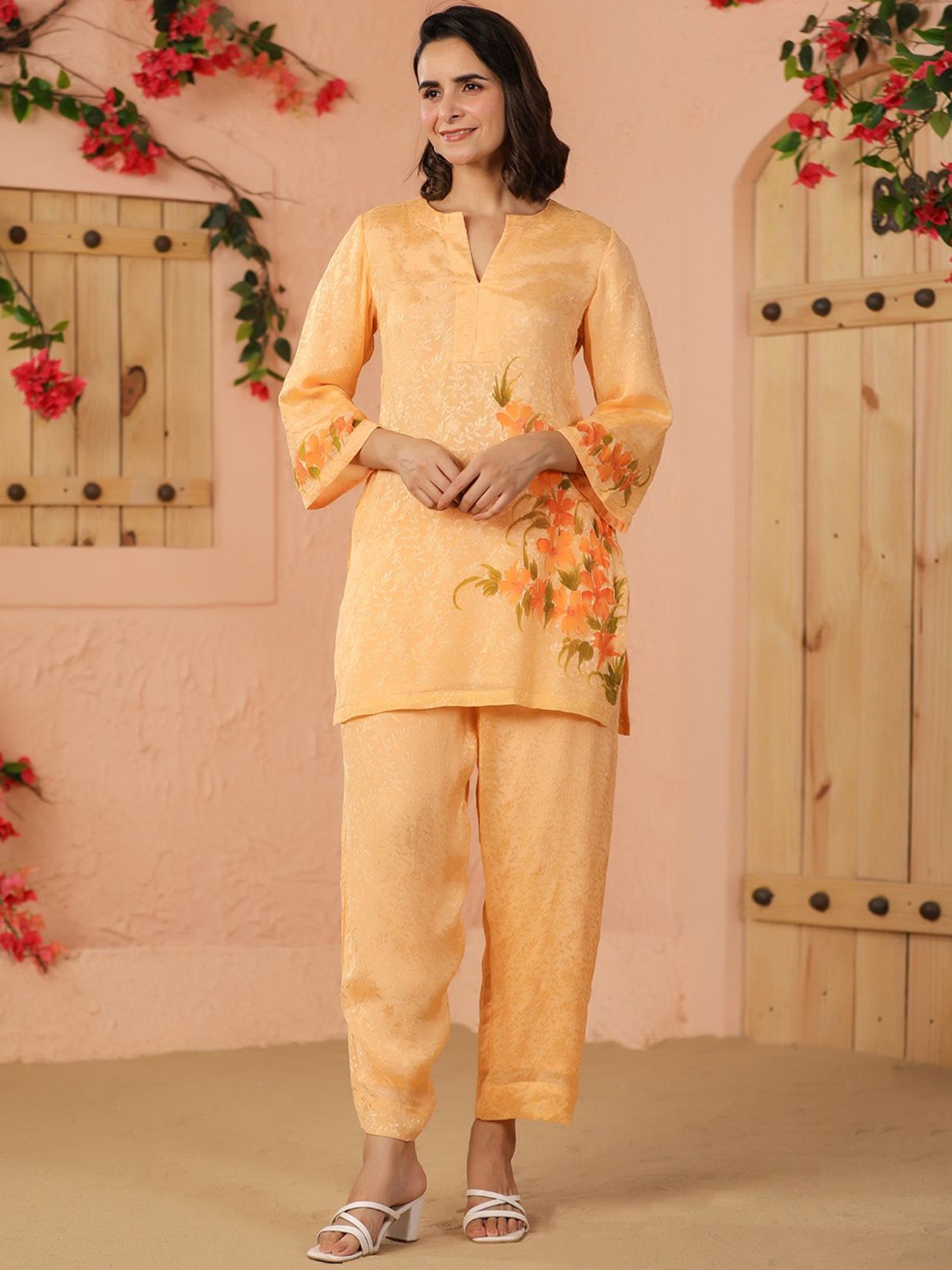 

Geroo Luxe Floral Printed V-Neck Tunic With Trousers, Peach