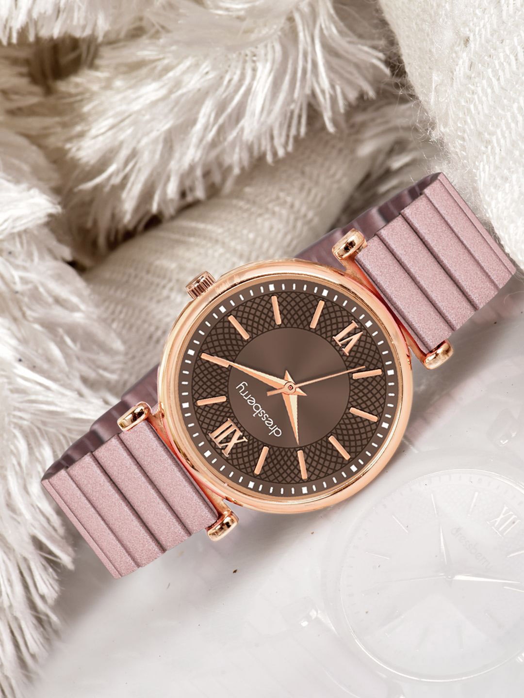 

DressBerry Women Patterned Dial & Bracelet Style Straps Analogue Watch HOBDB-313-CP, Copper