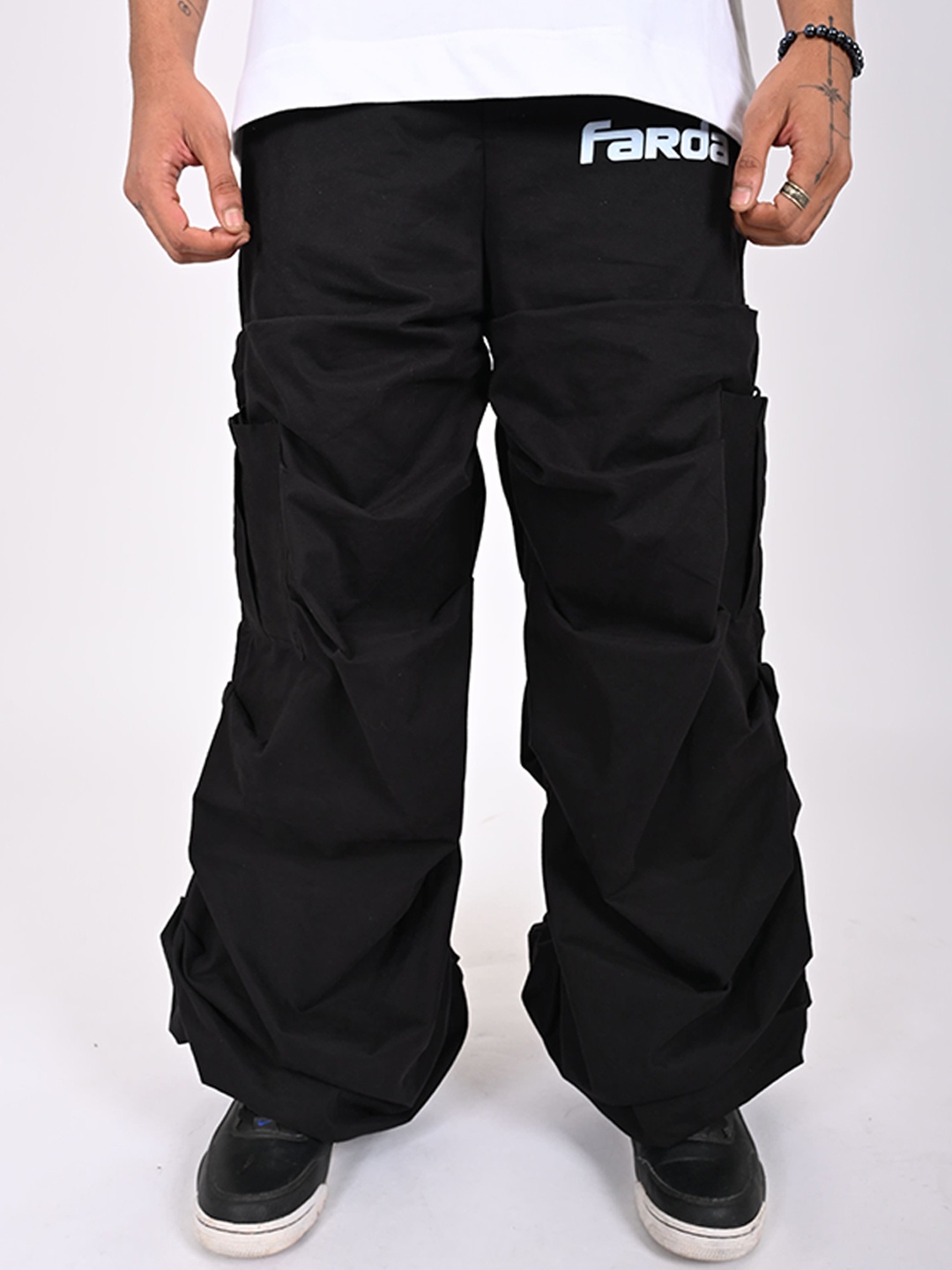 

FARDA Unisex Relaxed Loose Fit Low-Rise Easy Wash Cargos Trousers, Black