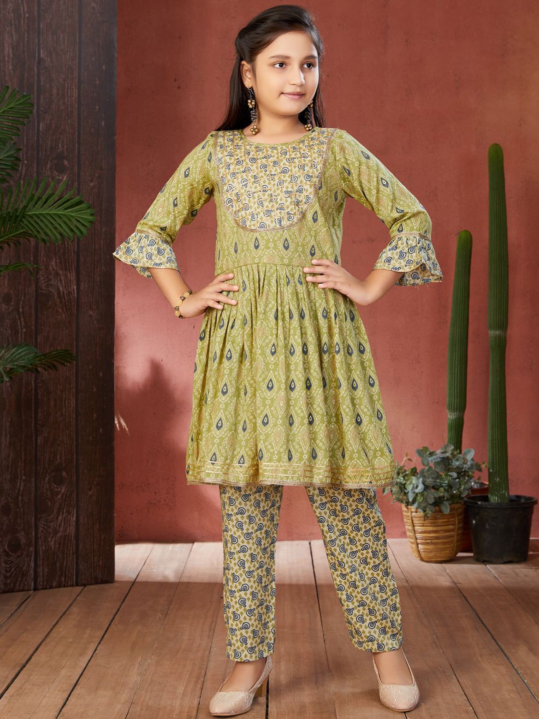 

Sangria Girls Floral Printed Straight Kurti With Trousers, Green