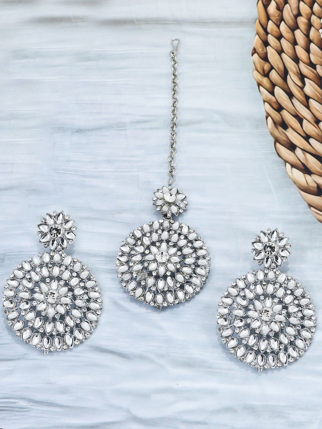 

KRENOZ Sliver Plated Kundan Studded Meenakari Jewellery Set, Silver