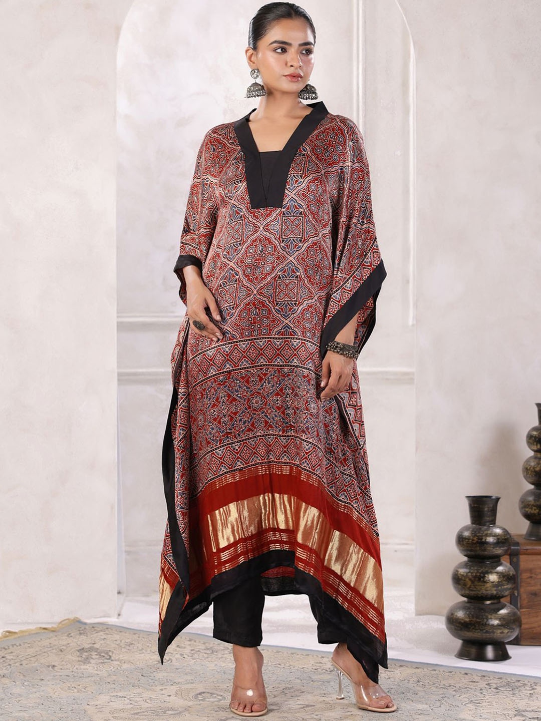 

Geroo Luxe Floral Printed Regular Kaftan Kurta with Trousers, Maroon