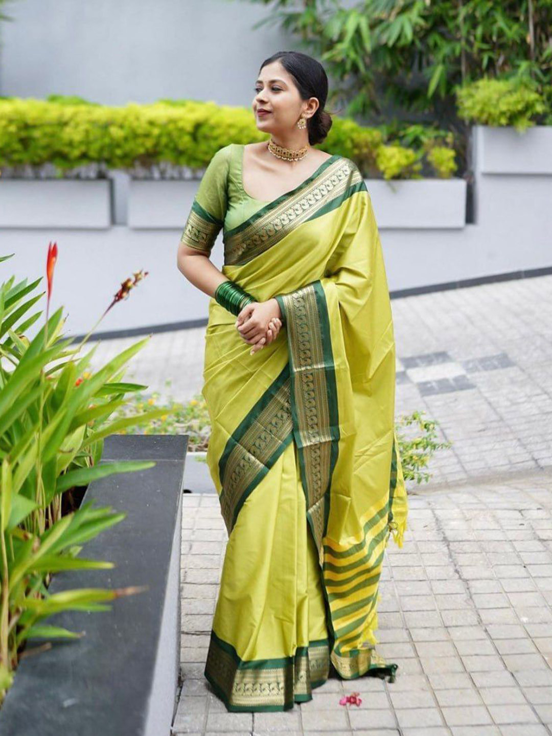 

Fashion Booms Zari Pure Silk Banarasi Saree, Green