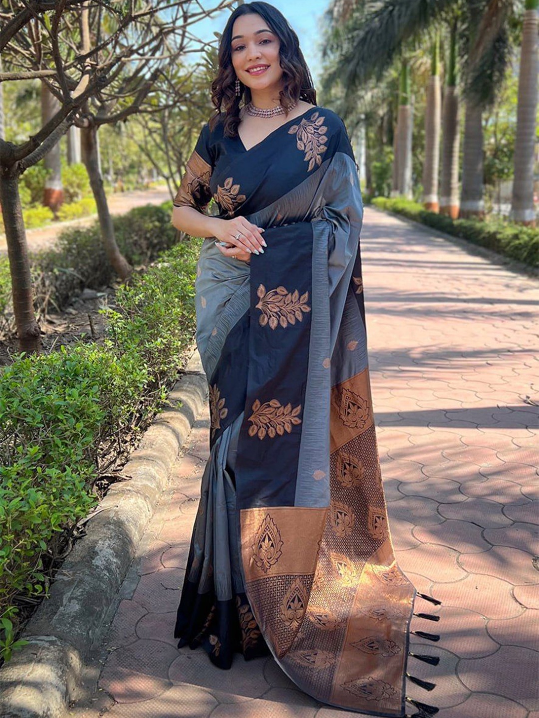 

Visit Wear Ethnic Motifs Zari Pure Silk Banarasi Saree, Teal