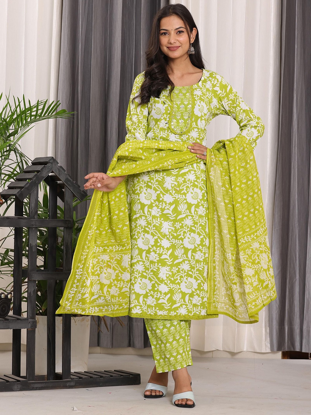 

GEKHA Floral Printed Kurta With Trousers & Dupatta, Green