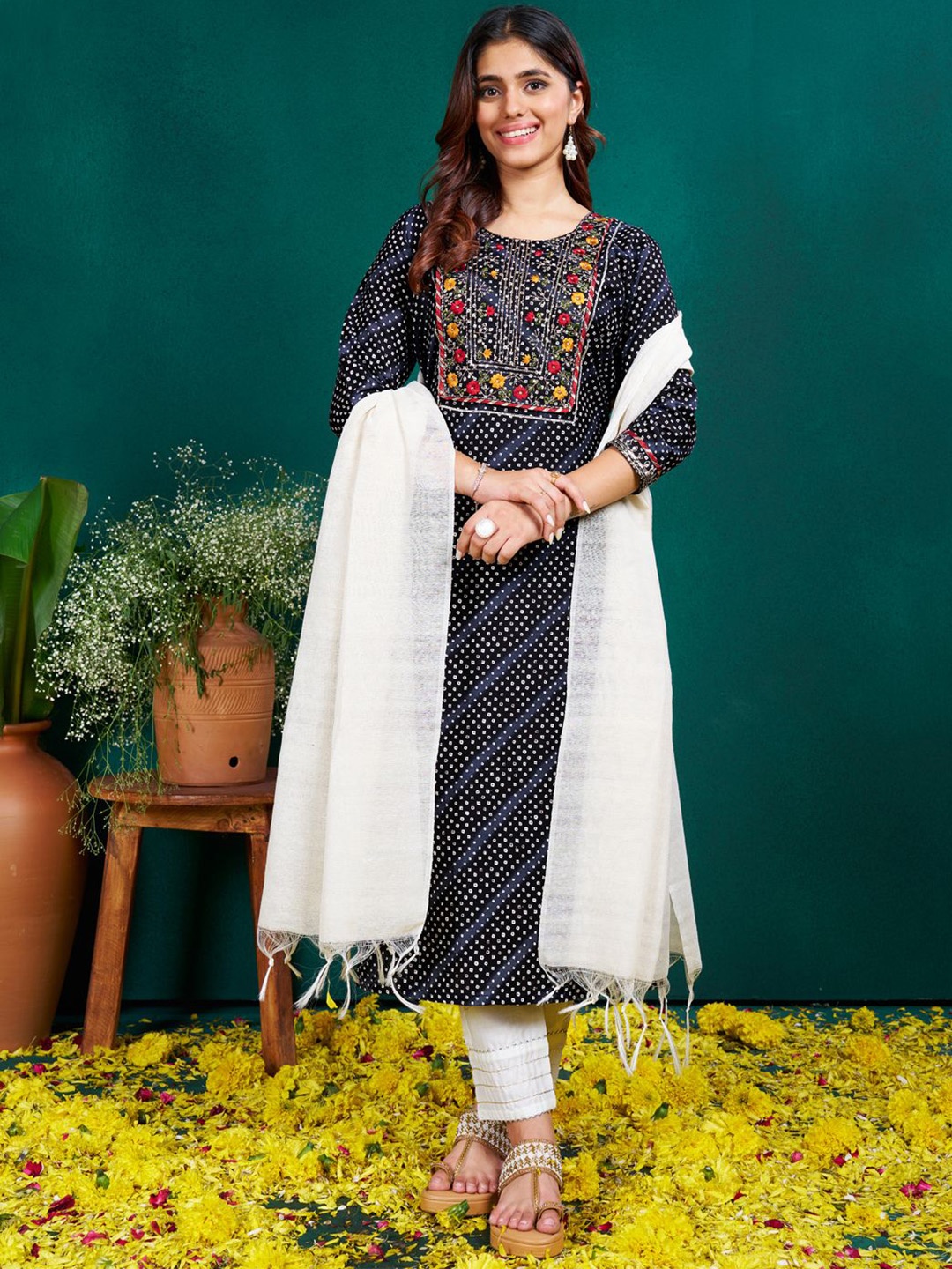 

Rujave Floral Printed Straight Kurta with Trousers & Dupatta, Black