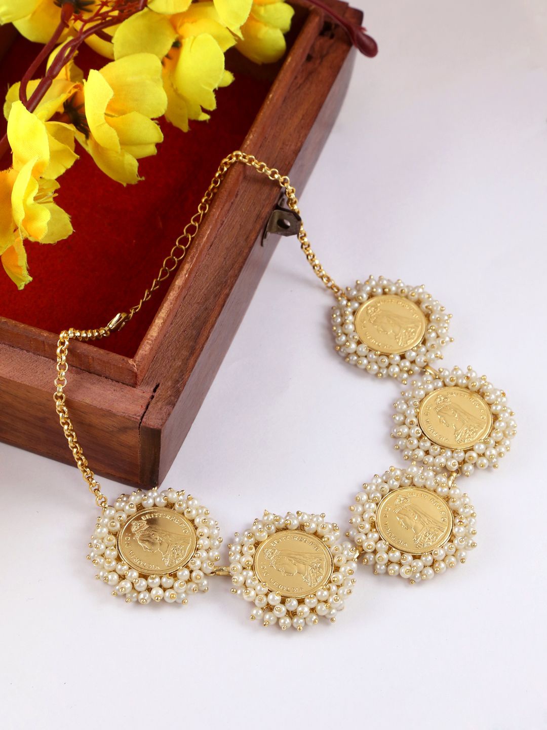 

Yinara Gold-Plated Pearls Beaded Necklace
