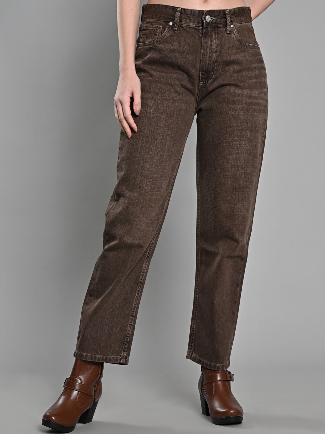 

IZEL Women Straight Fit Slash Knee Light Fade Jeans, Coffee brown