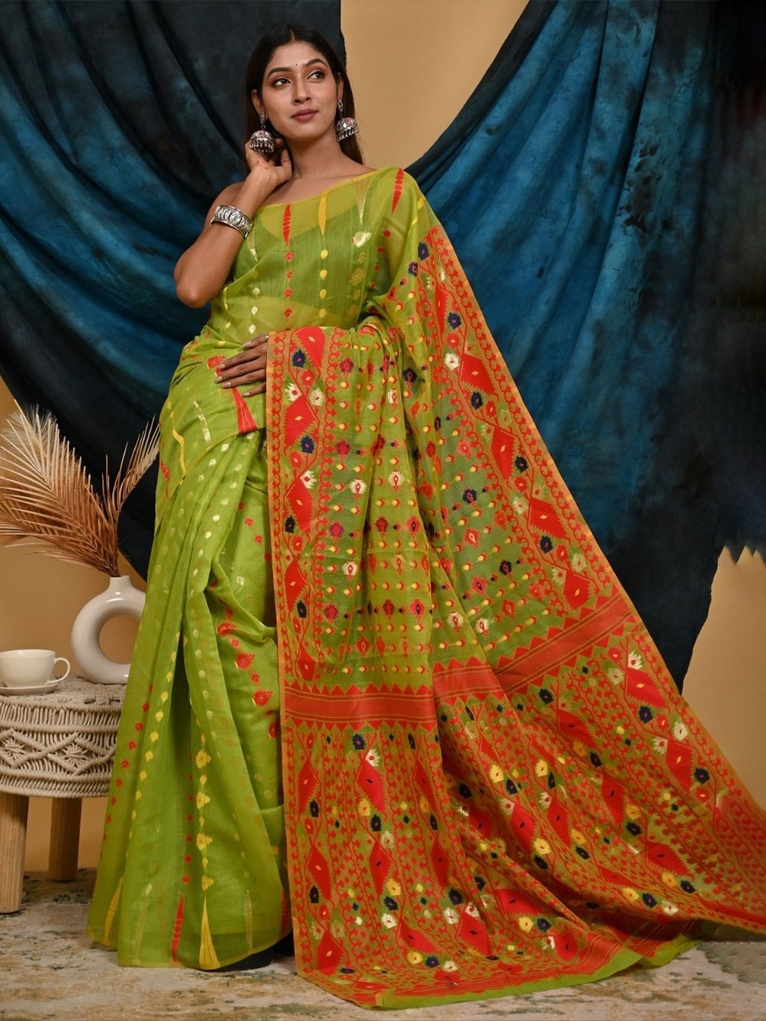 

DIVASTRI Woven Design Saree, Lime green
