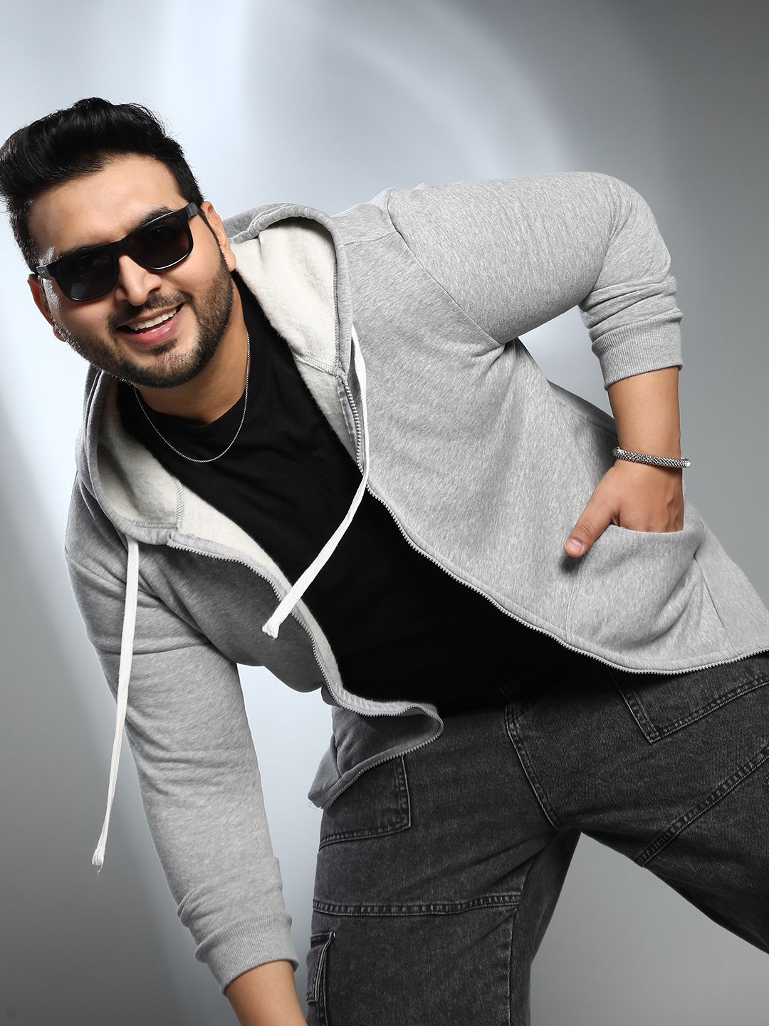

Instafab Plus Men Hooded Sweatshirt, Grey