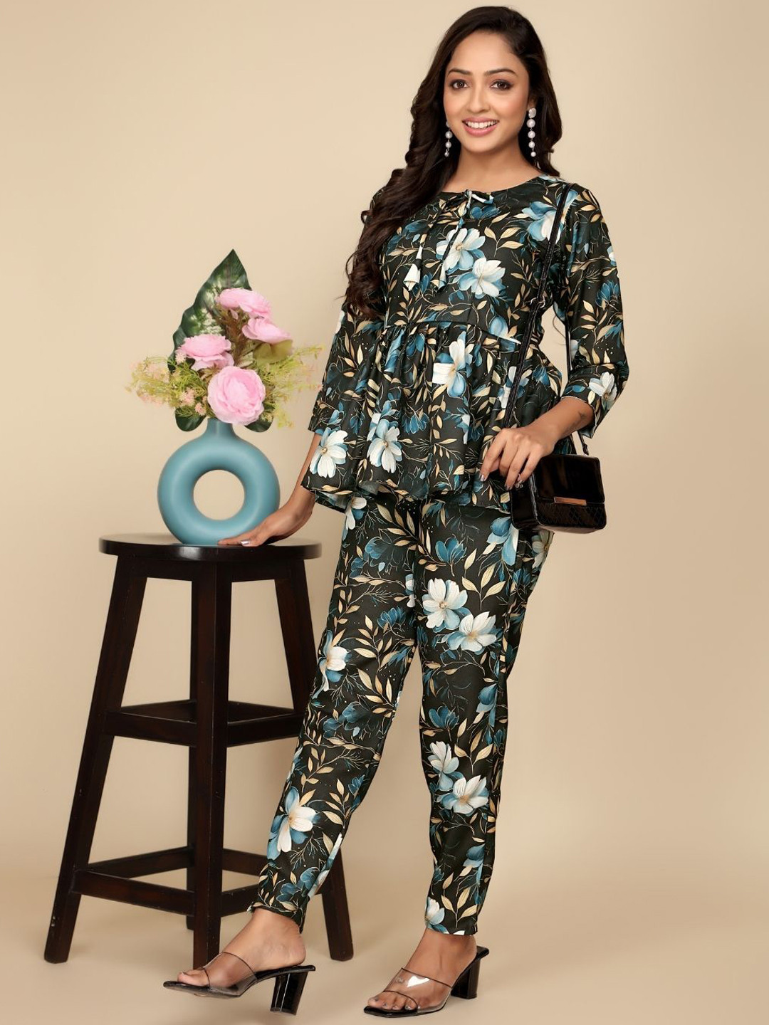 

NIJANAND TEXTILE Tie-up Neck Floral Printed Pure Cotton Top & Trouser, Black