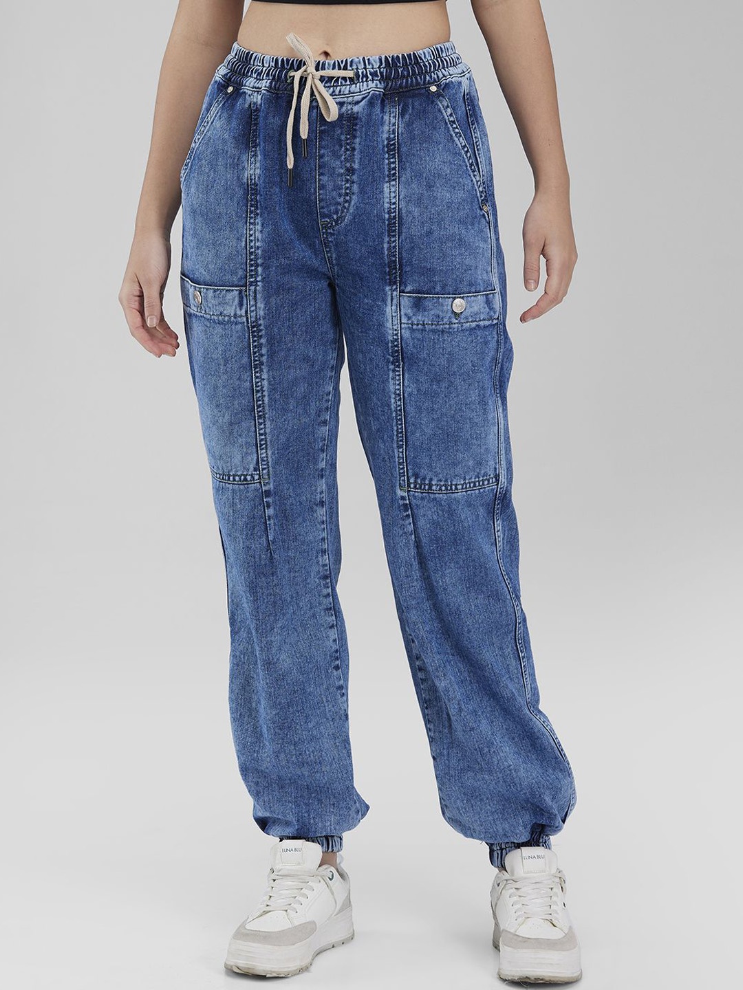 

IZEL Women Jogger Low Distress Light Fade Jeans, Blue