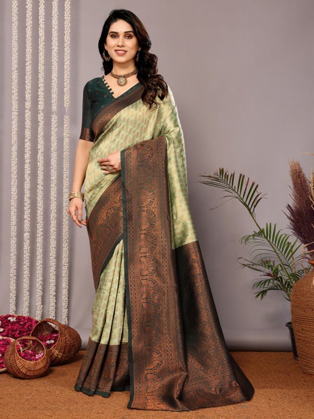 

RASVRITI Woven Design Zari Banarasi Saree, Green