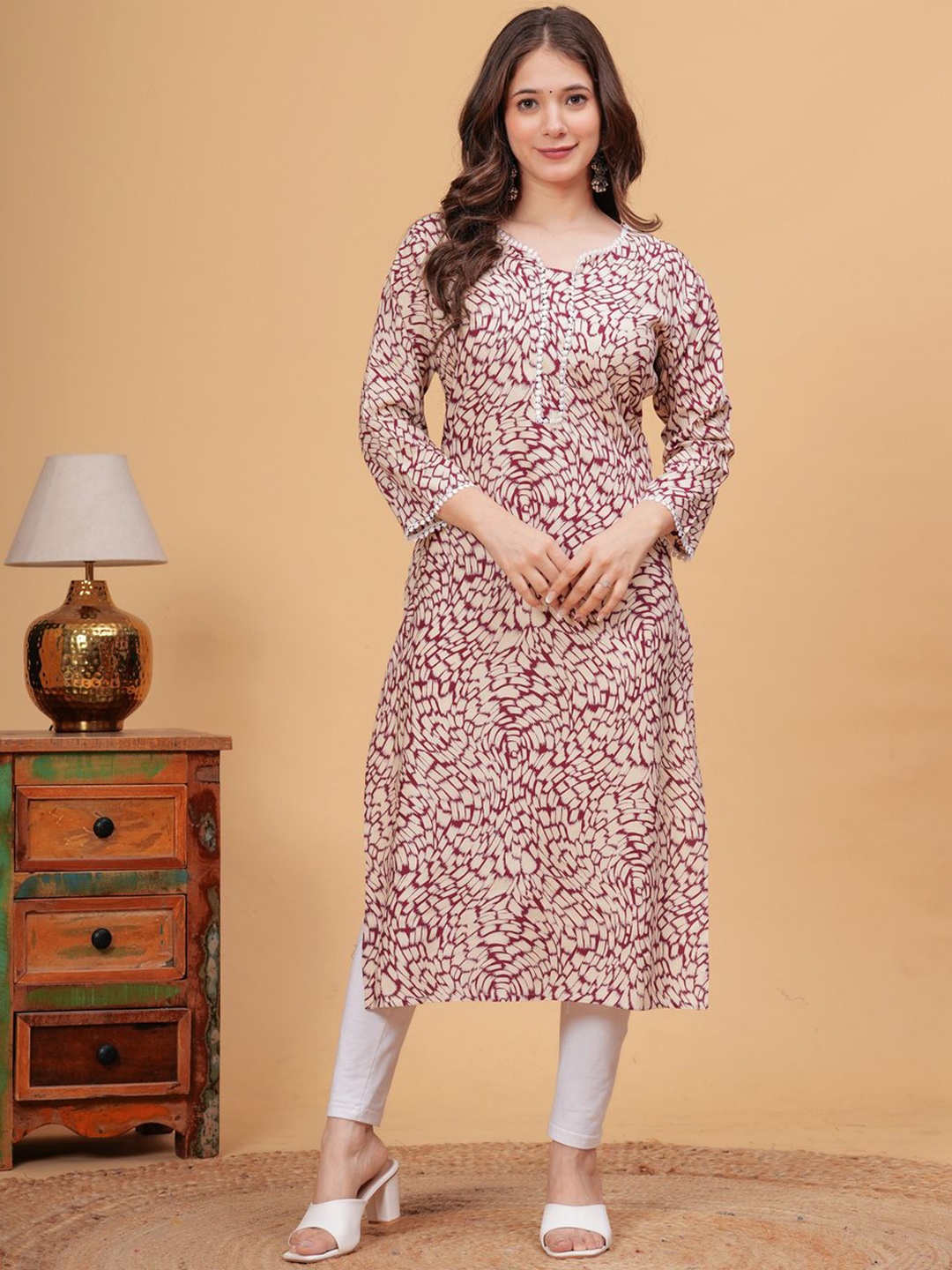 

DRESSAR Geometric Printed Regular Straight Kurta, Maroon