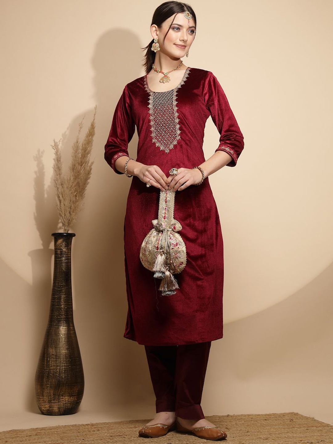 

Me&I Round Neck Floral Yoke Design Thread Work Velvet Straight Kurta, Maroon