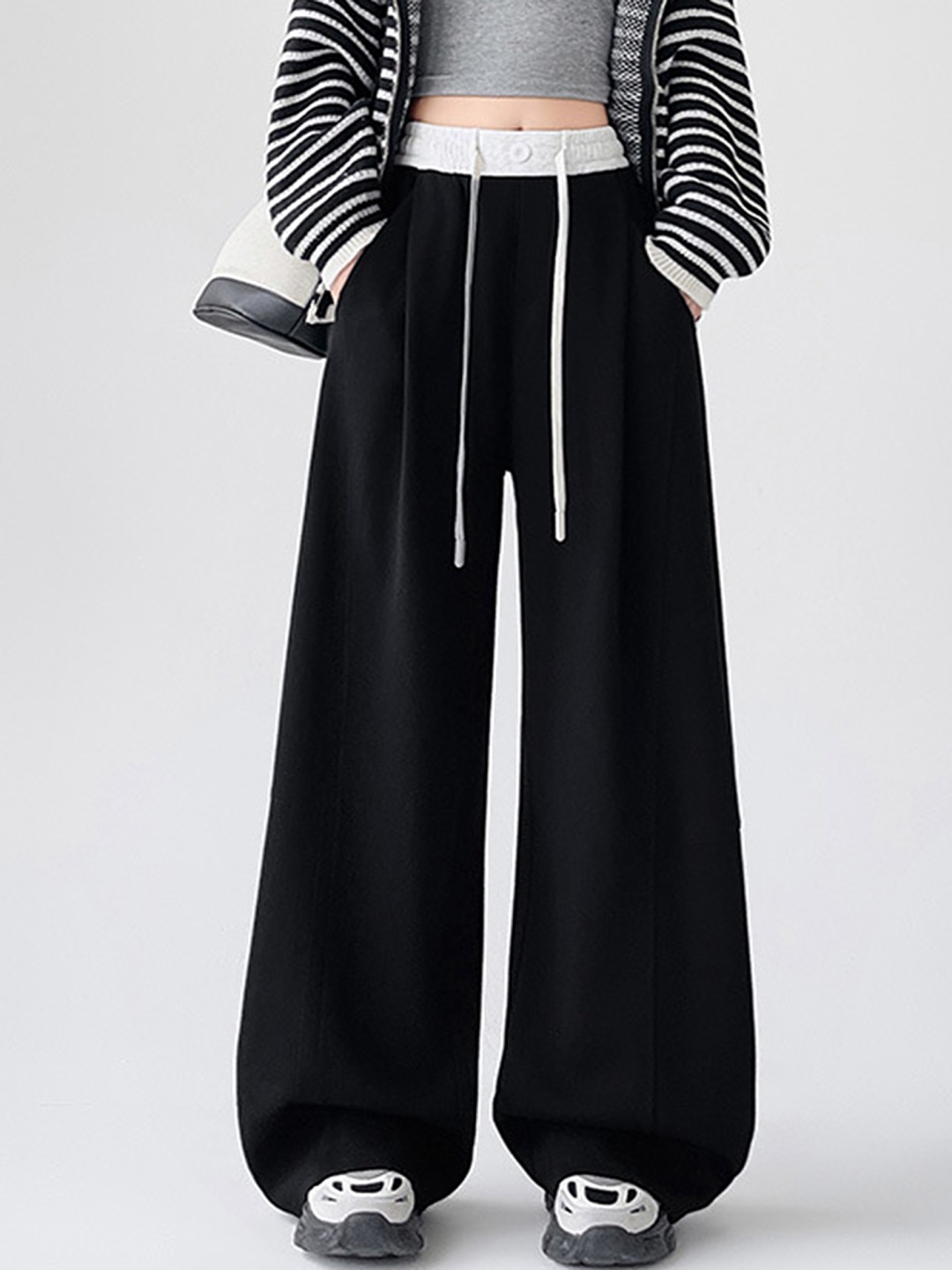 

LULU & SKY Women Loose Fit Parallel Trousers, Black