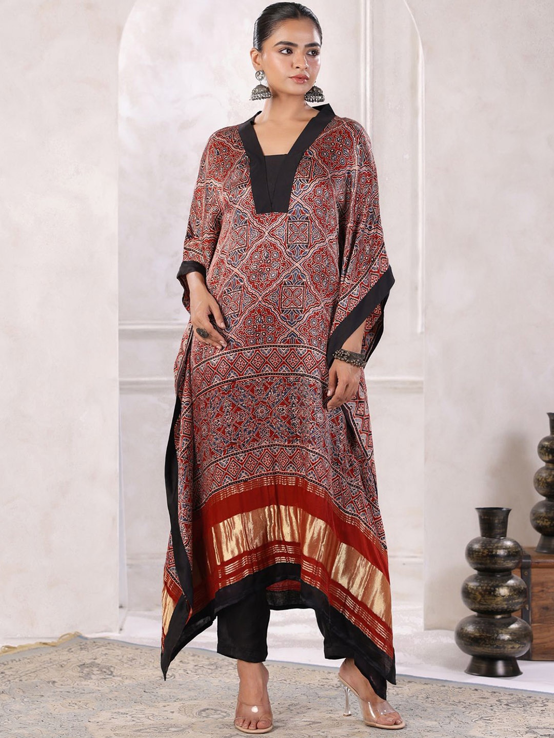 

Geroo Luxe Floral Printed Kaftan Kurta With Palazzos, Maroon