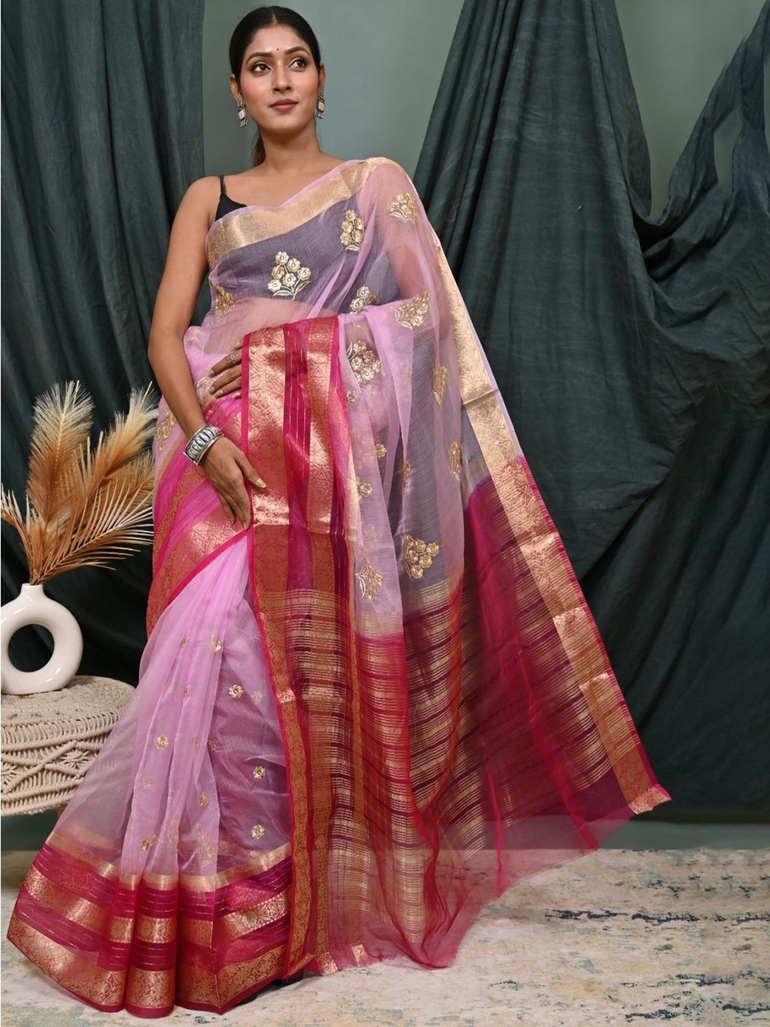 

DIVASTRI Floral Embroidered Organza Banarasi Saree, Pink