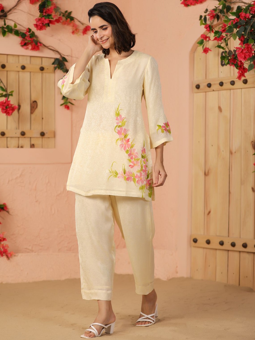 

Geroo Luxe Floral Printed V-Neck Tunic With Trousers, Off white