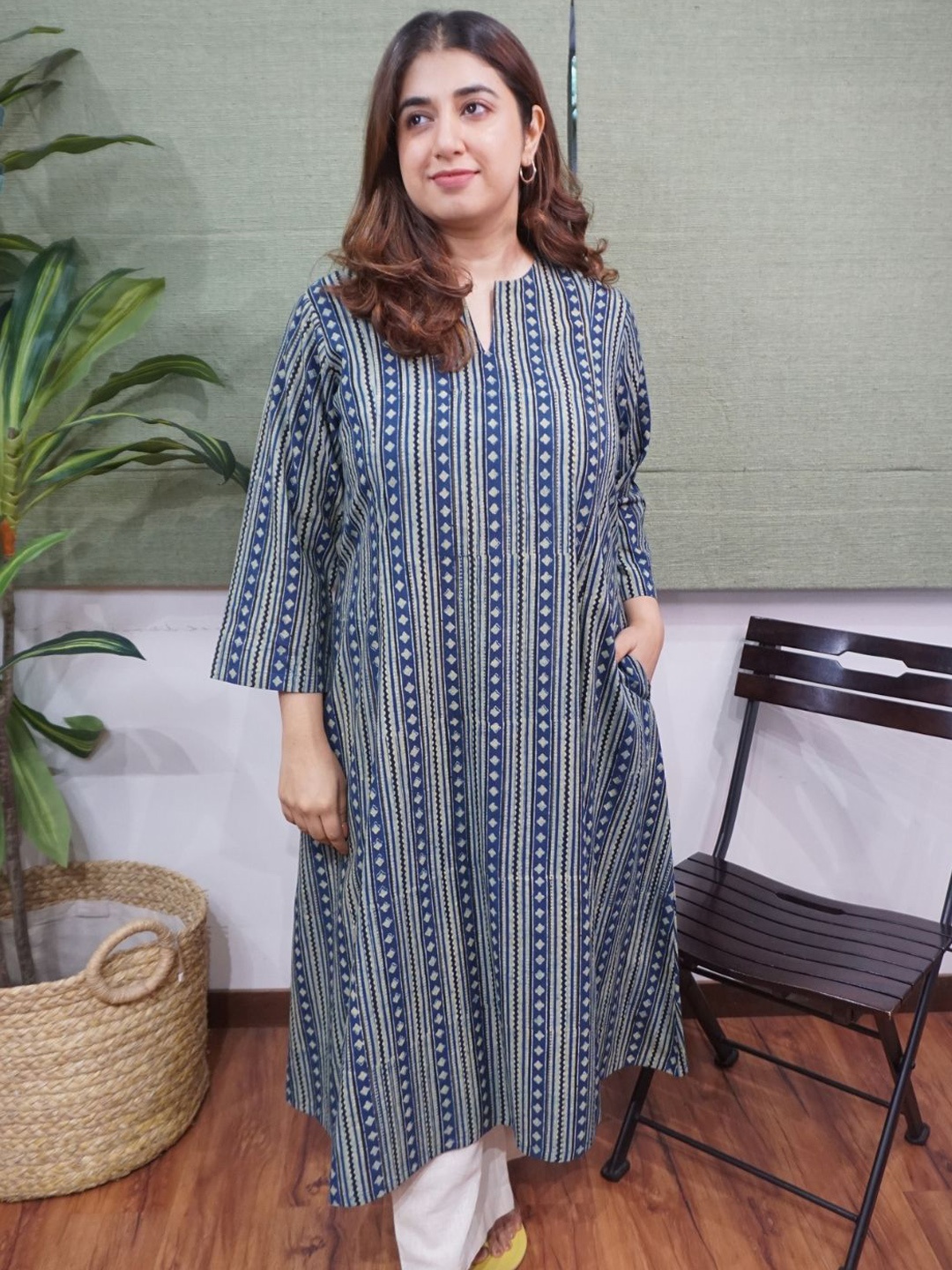 

THE INDIAN ETHNIC CO Women Printed Mirror Work Block Print Cotton Kurta, Blue